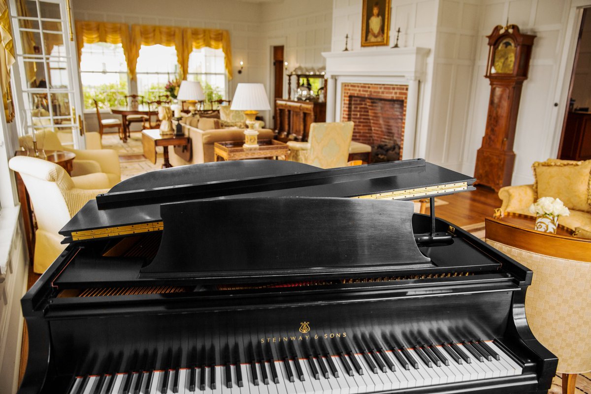 Westglow's Blue Ridge Parlor is home to a vintage Steinway "Model M" baby grand piano, made the same year the Manor House was originally built. Enjoy a cocktail by the piano on Friday and Saturday evenings when our pianist plays classical music along with personal requests.