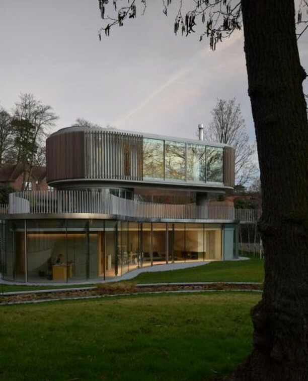 The location of our latest editorial is Eldridge London Architects' House in Coombe Park, Kingston. With a distinctive curved form which centres upon an ancient oak tree, the home shares a meaningful dialogue with its surrounding environment. With the cu… ift.tt/3aLjbGI