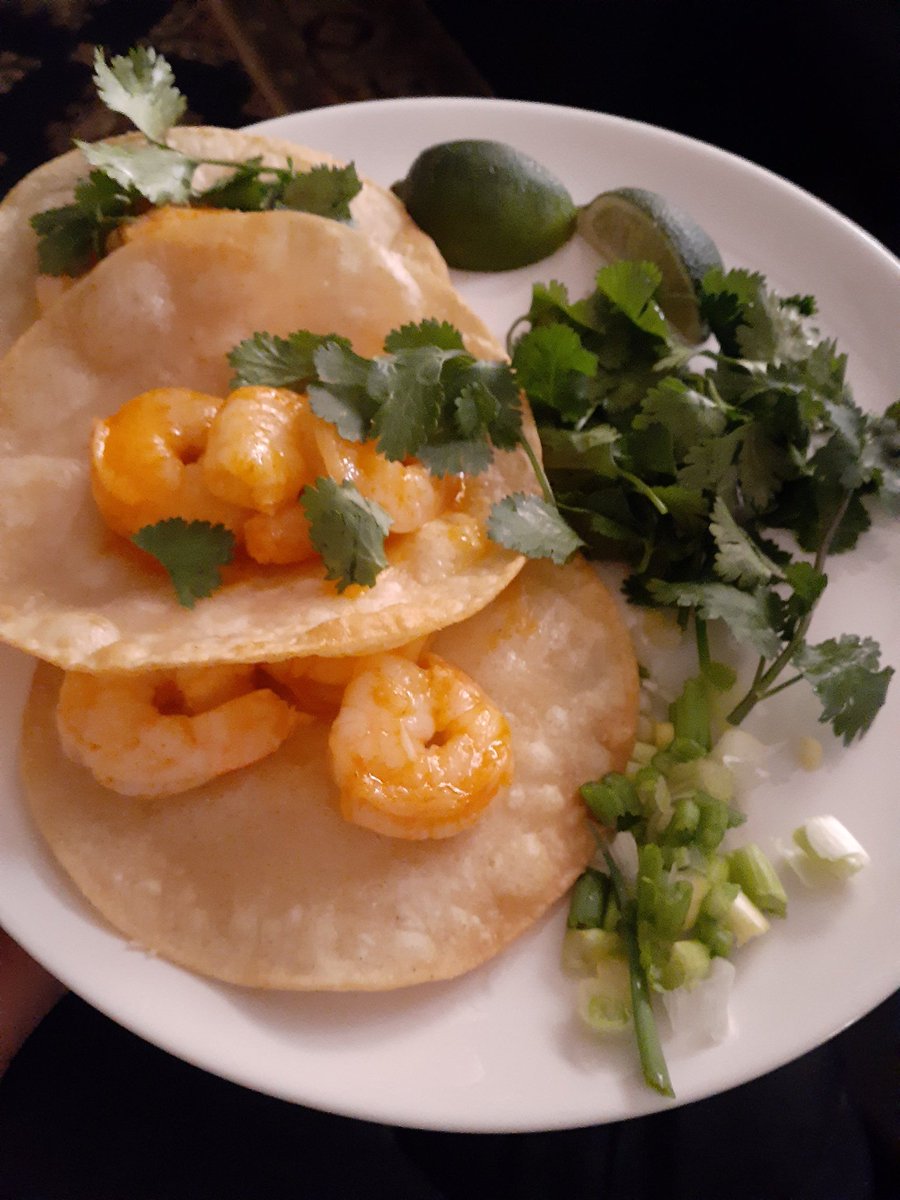 FoodieFoodFavs's tweet photo. Sriracha #shrimp #tacos with fresh cilantro, onions, and lime. 🦐🍈🌮#TacoTuesday https://t.co/RPaJSwzk5P