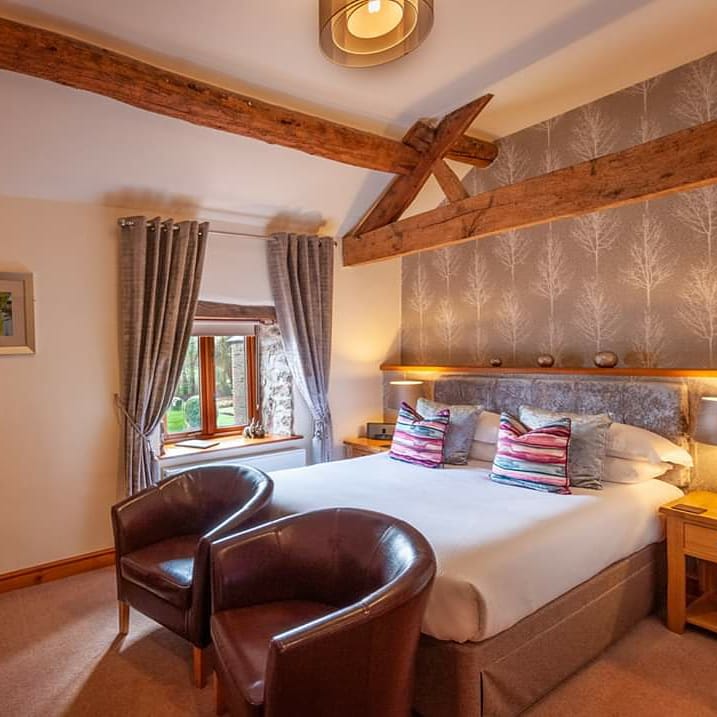 baronatbucknell's tweet photo. Don't forget it's Mother's Day 22nd of March. We are almost fully booked for Lunch but we do have bedroom availability! Why not send Mum away for a weekend! 😍💐🍽🥂 https://t.co/U9azs47XwG