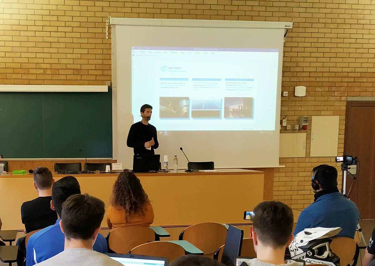 infobosccoma's tweet photo. La segona jornada de #OlotTech comença amb Carlos Sánchez de Wattabit que ens explica la transformació de les Smart Cities i transició energètica gràcies al #IoT. 
#olot #tic #cicles #fp https://t.co/eFmdlFeZyr