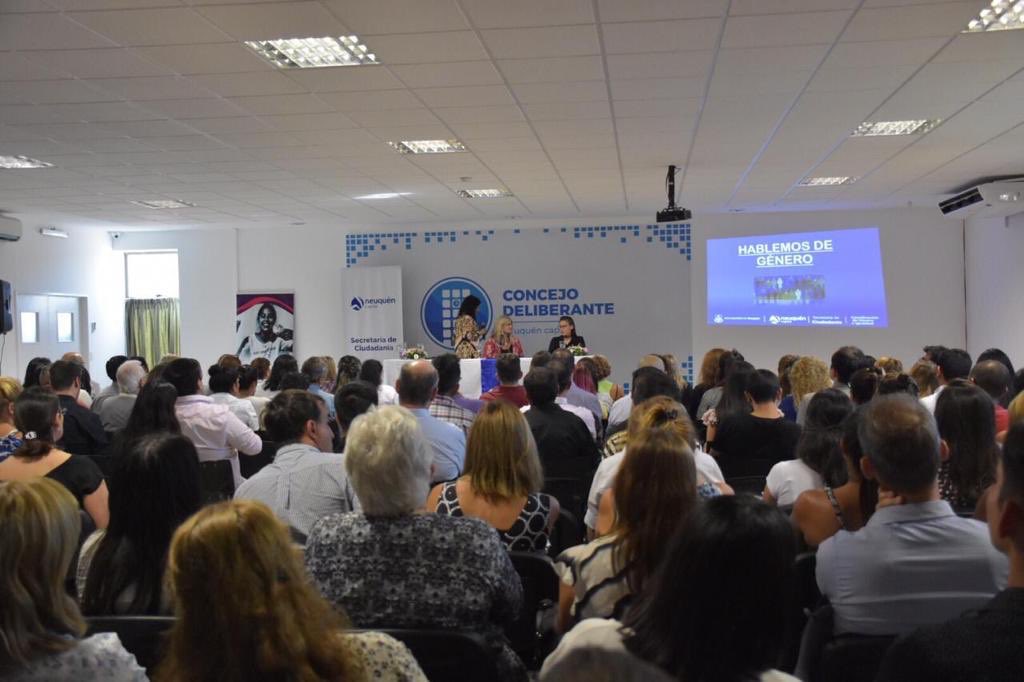 pepeousset's tweet photo. #LeyMicaela Esta tarde participamos junto al equipo de trabajo de la capacitación en la temática de género y violencia contra las mujeres en el @cdneuquen. Además de obligatoria, resulta imprescindible para modificar enfoques, conceptos y comportamientos desde el poder público. https://t.co/wa7piwpCLJ