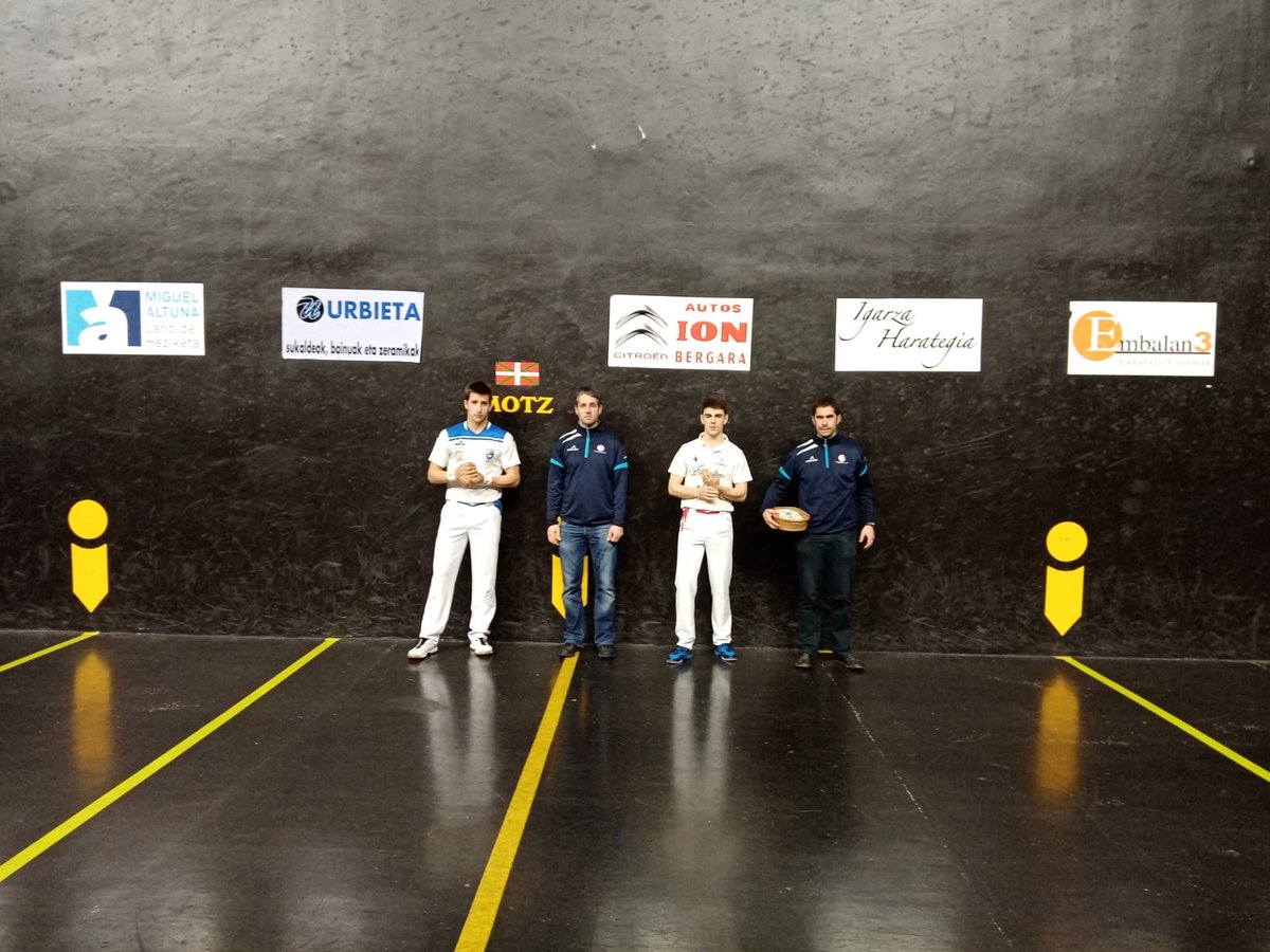 PelotaBKE's tweet photo. Nagusitan berriz, Iker Espinalek 22-10 irabazi dio Iñaki Elolari. Horrela, erabakita ditugu printzipioz datorren astean jokatuko diren finalak:

PROMESAK: J.FERNANDEZ(SAN JUAN DE FUENMAYOR) - UNAI ALBERDI( ILUNPE)

NAGUSIAK: A.ETXEBERRIA(LEMOA E.T) - I.ESPINAL( HUARTE) https://t.co/xNUotmCYit