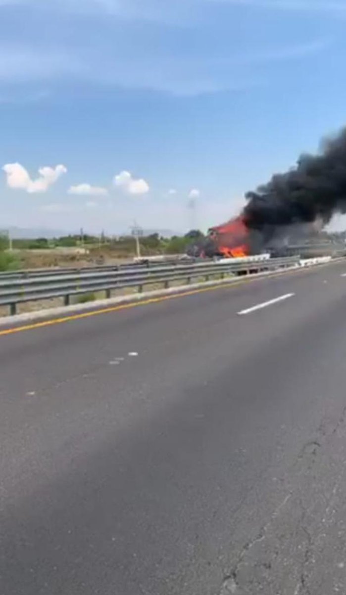 MagazineTV_MZTV's tweet photo. Se reportan bloqueos en carreteras de #Guanajuato, tráiler incendiado en la carretera de cuota Celaya-Irapuato, así como enfrentamientos en Purísima. https://t.co/8zMKWmERCC