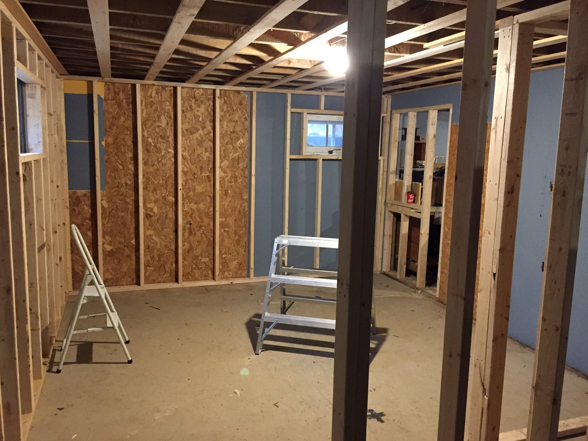 SurfcatJim's tweet image. Progress from Day 1 of March Reno 2020 ... 4th bedroom for oldest child ... should have had Day 0 pics (looked like a scene from Hoarders). #lettheprofessionalsdoit