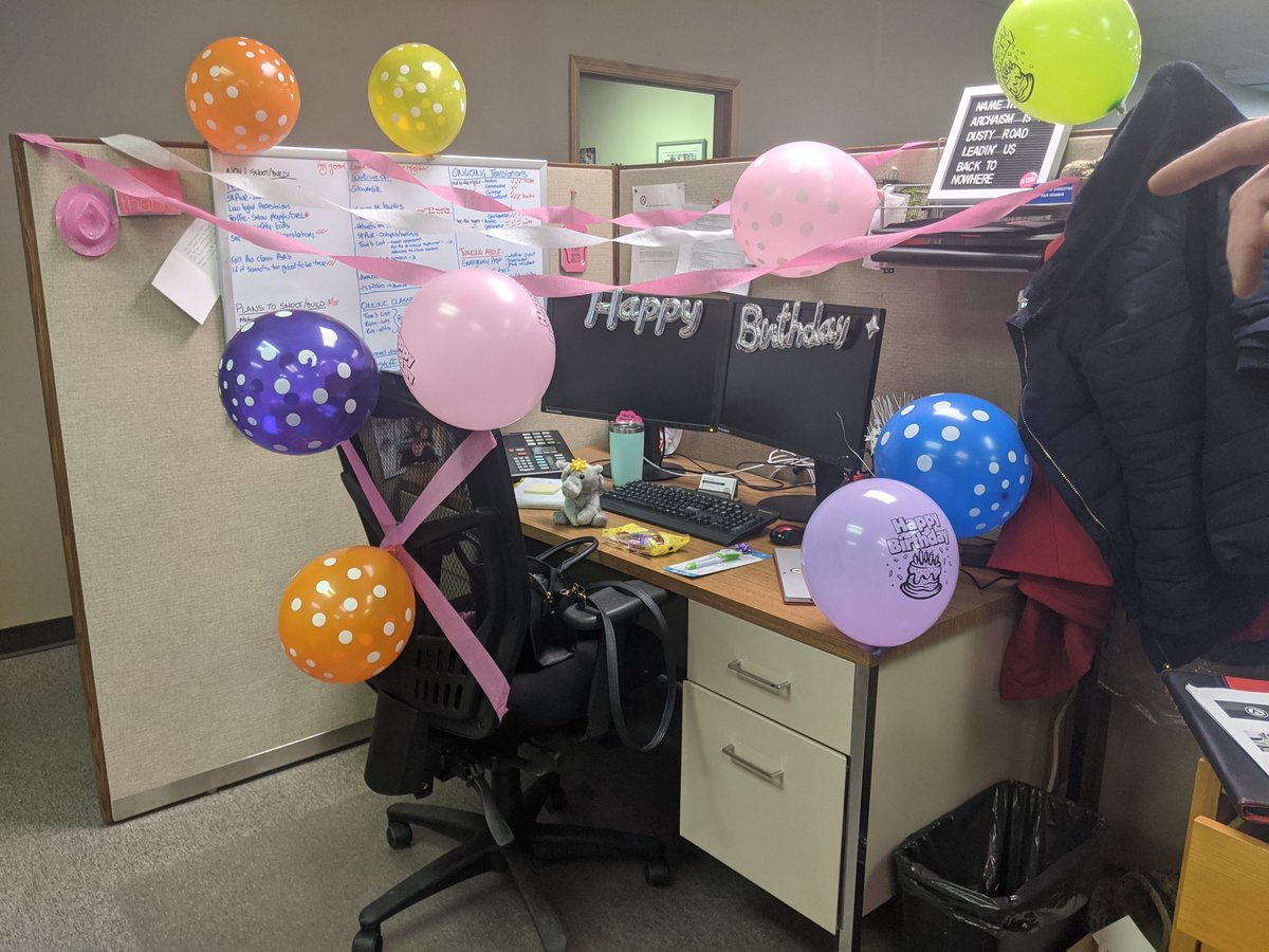 afronadian's tweet photo. SPOILED ROTTEN!! Hands down my work place is miles better than yours!! #BestBirthdayEver #ILoveElephants #CupcakeComa #CaloriesDontCountOnYourBirthday 🍧🎁 https://t.co/nBT91jn1s3