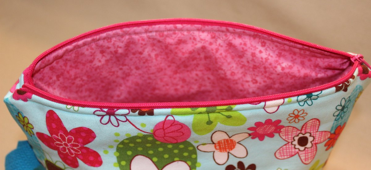 quilts_more's tweet photo. Floral Bag, Large Project Tote, Vacation Padded Bag, Large Zippered Pouch, Crochet Project Sack, Cosmetic Bag, Aqua, Blue, Pink Green, White https://t.co/UUXpPyY1hH #Etsy #ImagineQuiltsAndMore #PaddedBag https://t.co/ZGMOzYV7Gv