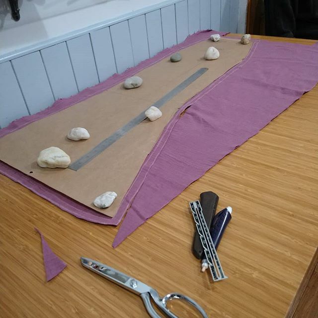 This is getting a rather exciting.

#sewscottish #handmadewardrobe #cuttingout #doublegauze #anachronisticfabricchoices #birthdayceilidh #lotsofrocks #weirdhashtagelision ift.tt/2TQt7Yy