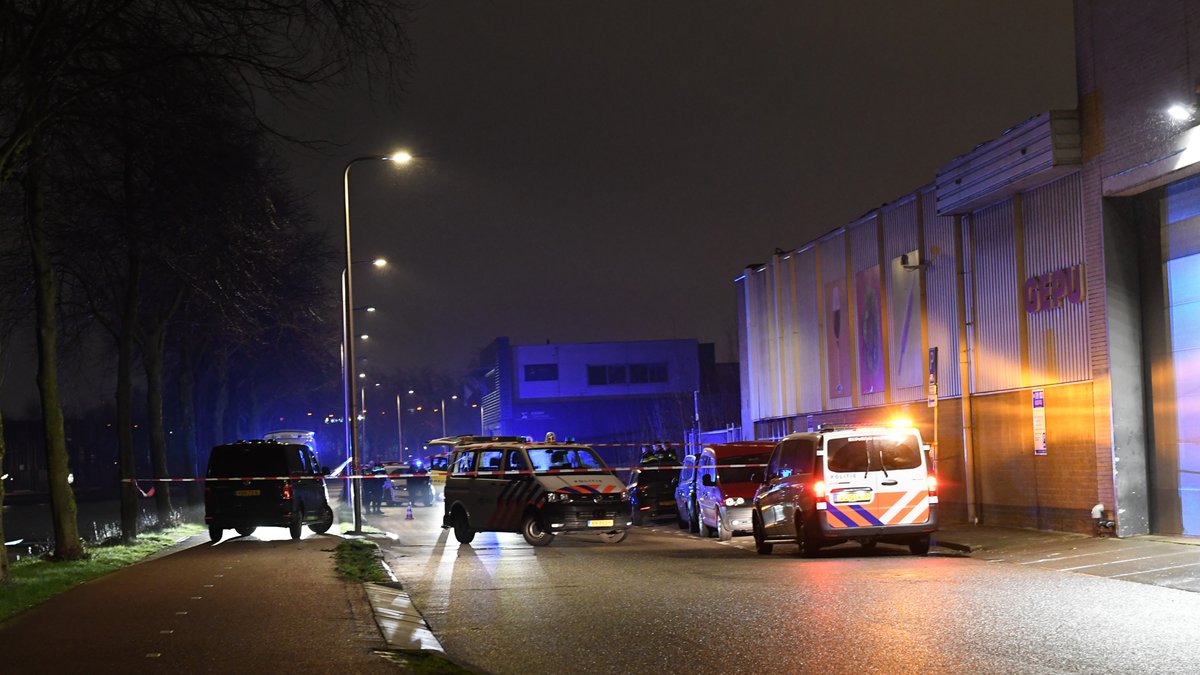 De politie heeft vier personen aangehouden vanwege de schietpartij een klein uur geleden op de Zeehaenkade in Utrecht. Lees meer:..