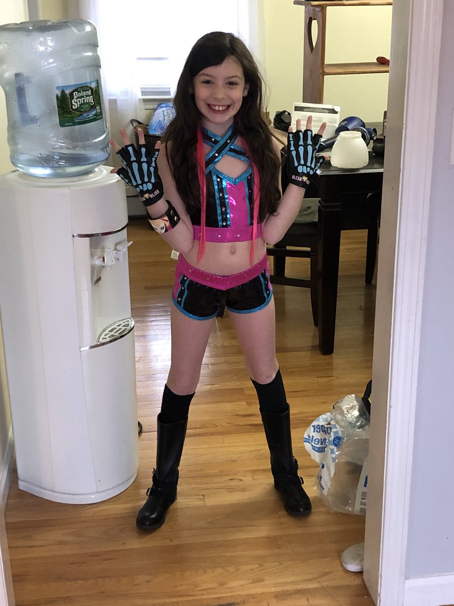 LorenFlanagan9's tweet photo. @AlexaBliss_WWE @NikkiCrossWWE  I’m ready to join Bliss Cross Apple Sauce! https://t.co/RgzmgvrsnT