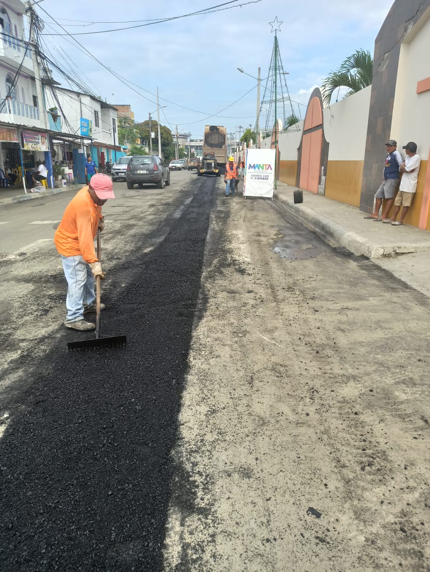 UGPManta's tweet photo. ¡Avanza el bacheo vial!
Hoy, con la ayuda del clima, hemos retomado los trabajos de reposición de asfalto en:
- #Avenida35 entre la #AvenidaCircunvalación y #Calle18, de la Ciudadela #LosAlgarrobos y
- #CalleM4 entre #Avenida24 y #Calle25 del barrio #PerpetuoSocorro. 1/2... https://t.co/ADFFPErtlS