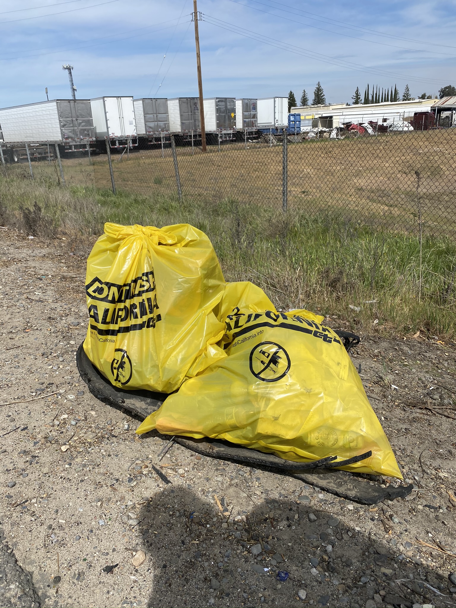 City of Fresno on X: Have you seen the yellow trash bags along SR
