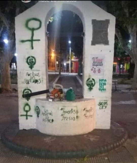 LManchone's tweet photo. El desastre que hacen las feministas / el desastre que hizo el femicida de Ingrid Escamilla https://t.co/Xo9DgBqG8u