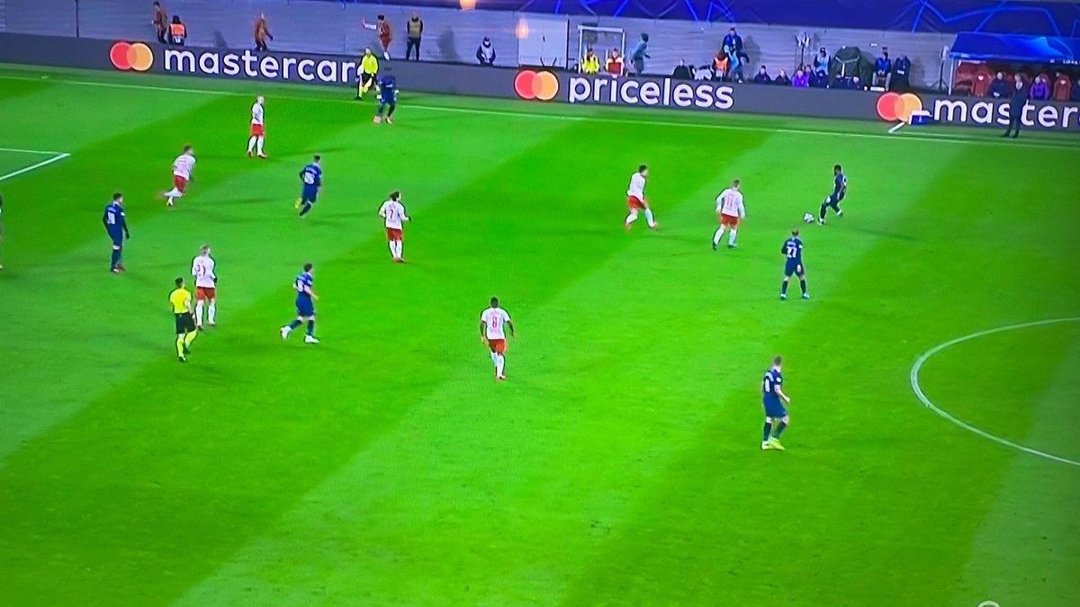 dabracey's tweet photo. 2 pictures that just sums things up 4me. Where should the ball be passed? How difficult are these passes? And why did both choices go to a Leipzig player. It’s things like this I find no words for. #BasicStuff. 
#SeasonOver https://t.co/DrHWdfi96c