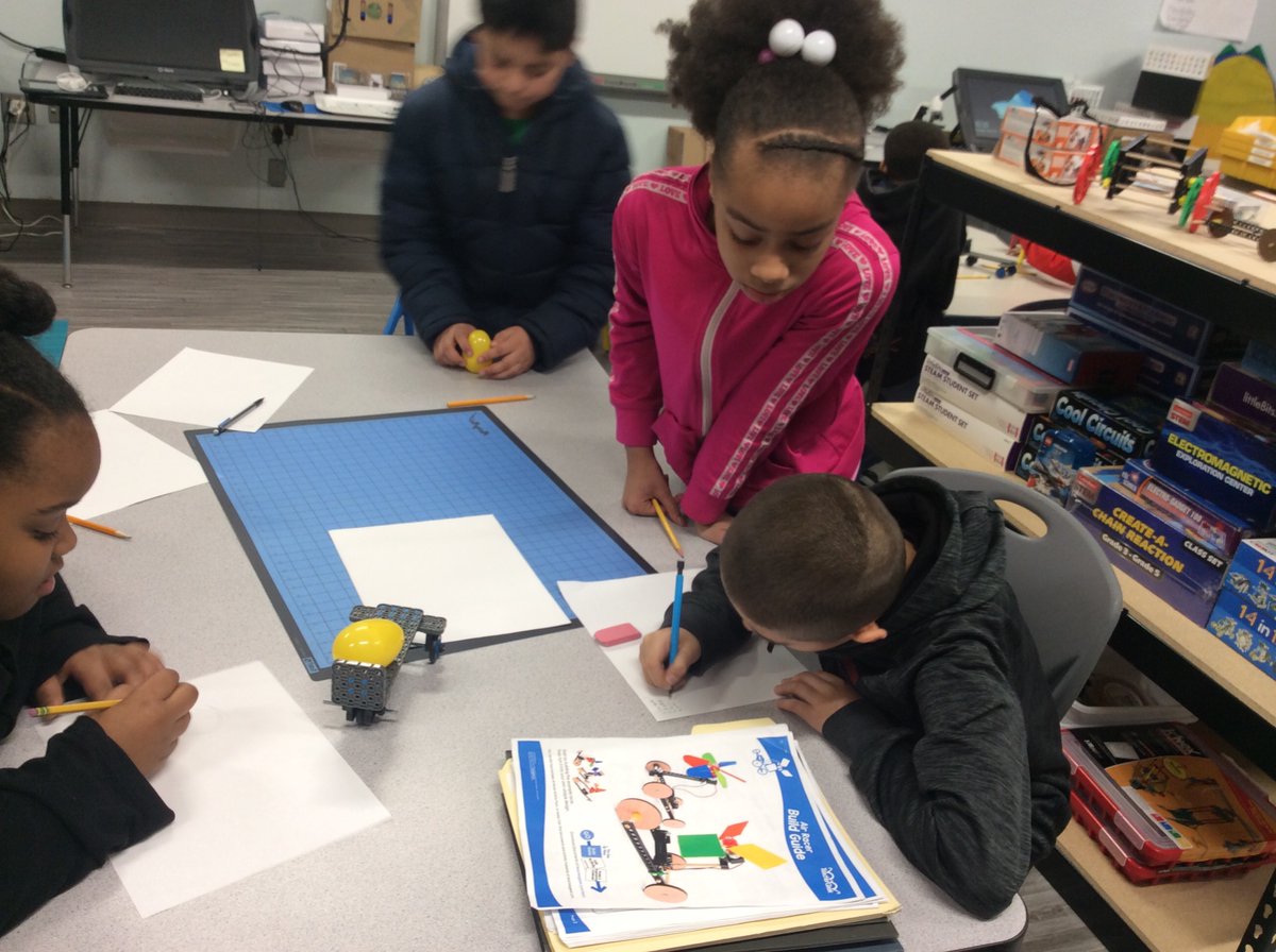 TeacherMe7's tweet photo. Planning our prototype in the Maker Space. @clmerkerson @HMC1Proud @HMSANTAFE @HMC1MeYouUs https://t.co/rKco9AH4MC