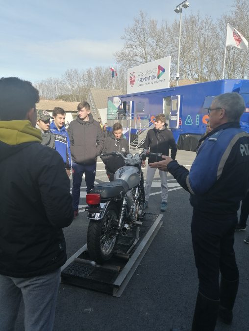 mfrgarachon's tweet photo. Opération 100% #SecuriteRoutiere à #Lambesc avec les #CRS et la police municipale pour les #2ndePro, sous forme de plusieurs ateliers : d'abord une sensibilisation générale, puis de la conduite moto bloquée pour présenter les gestes de conduite.
#MFR #MFRGarachon https://t.co/kO8pDuo611