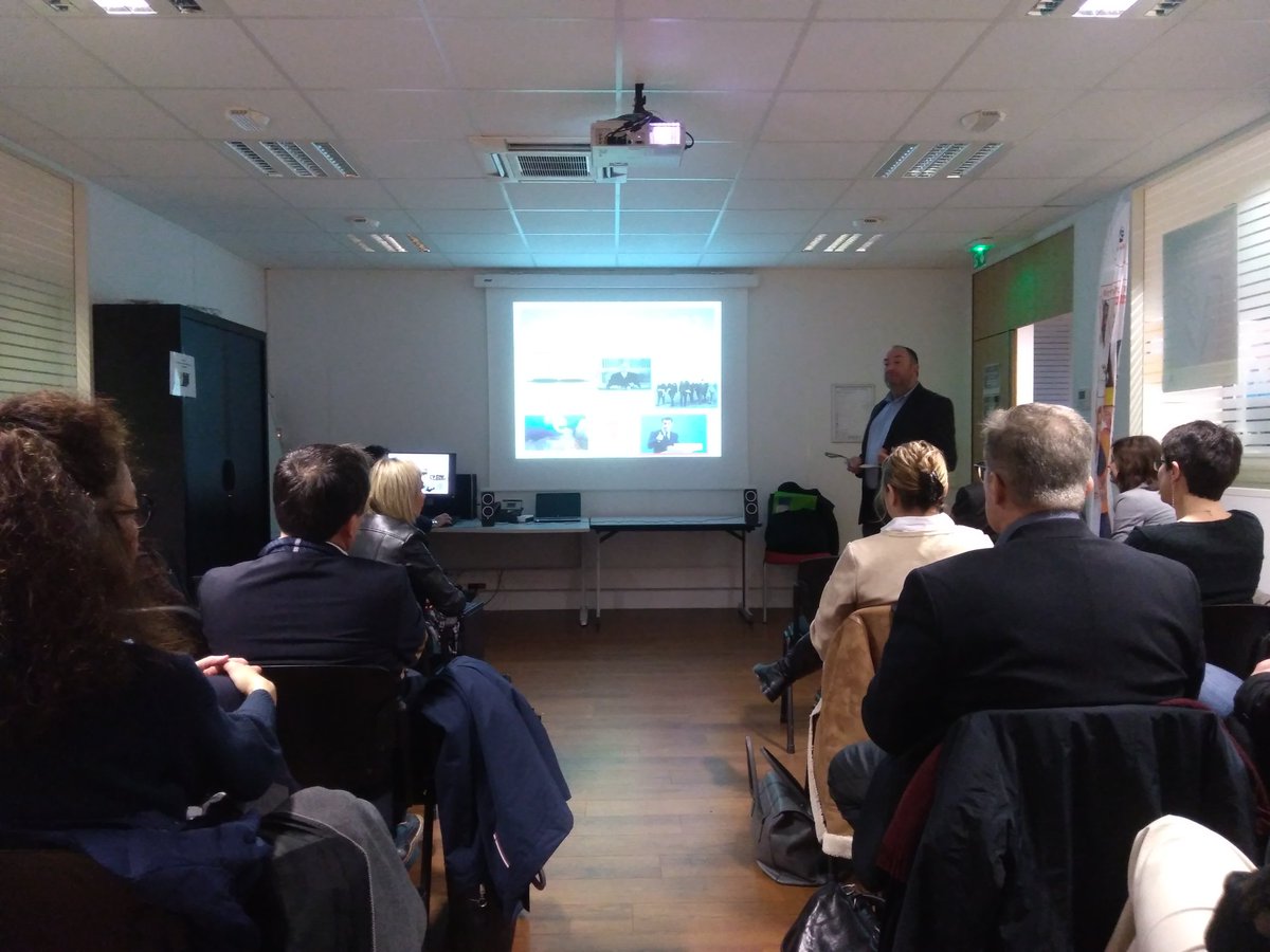 LebleuFrederic's tweet image. Ce soir, à l'agence de St Cyr sur Loire, présentation de Pole Emploi et de ses services auprès de l'ANDRH (Agence Nationale des DRH). 15 DRH présents.