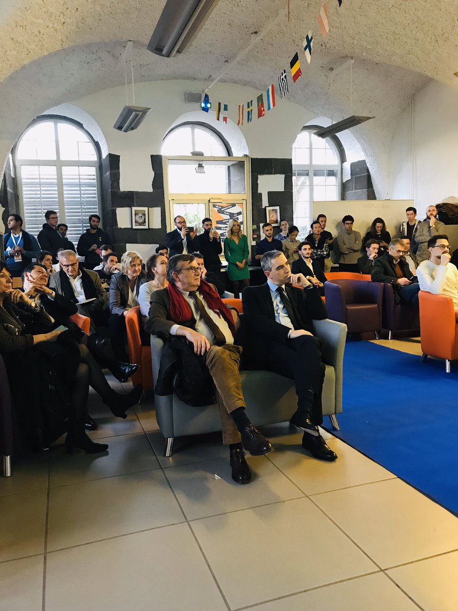 SquareLab_ESCC's tweet photo. [DIRECT] 3ème édition du défilé de créateurs ! À la découverte des nouveaux #projets #Startups 2020💡 🚀 
🔹Au programme : 15 #pitchs inspirants des incubés #Squarelab !  🗣
🔹Ouverture du cocktail 🍸 https://t.co/JFK5PMPjx1