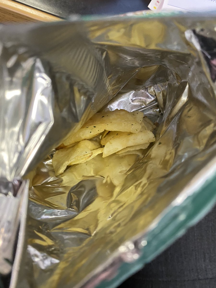 Aknowbull's tweet photo. @LAYS Really?!? Seriously only 5 chips in this bag!! I’m sad now😢 https://t.co/Eo8E7ZBhbb