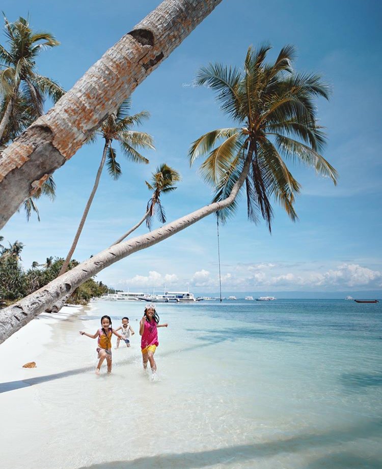 Let’s go swimming! Who doesn’t love this clear water and white sand? 🏖 hubs.ly/H0nqr4b0