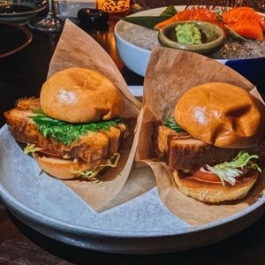 Thicker than your regular Sliders. ​
#Repost @pullupachairmx
 ・・・ Kakuni Sliders 🍔 Kakuni significa literalmente: cuadrado a fuego lento. Se hace con cubos gruesos de panza de cerdo cocida al fuego lento (como su nombre lo dice) y es de nuestros platillos top de <a href="/sakamainy/">SakaMai</a>