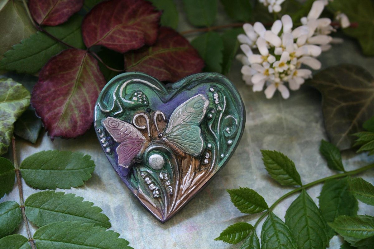 PFMMarket's tweet photo. Découvrez l'univers de Laurence et ses créations fait-main. Aujourd'hui une très belle broche en résine à découvrir sur :
https://t.co/07ZdahY4bM
#Jewel  #bijouxfantaisie  #madeinfrance https://t.co/BNL78BBFOp