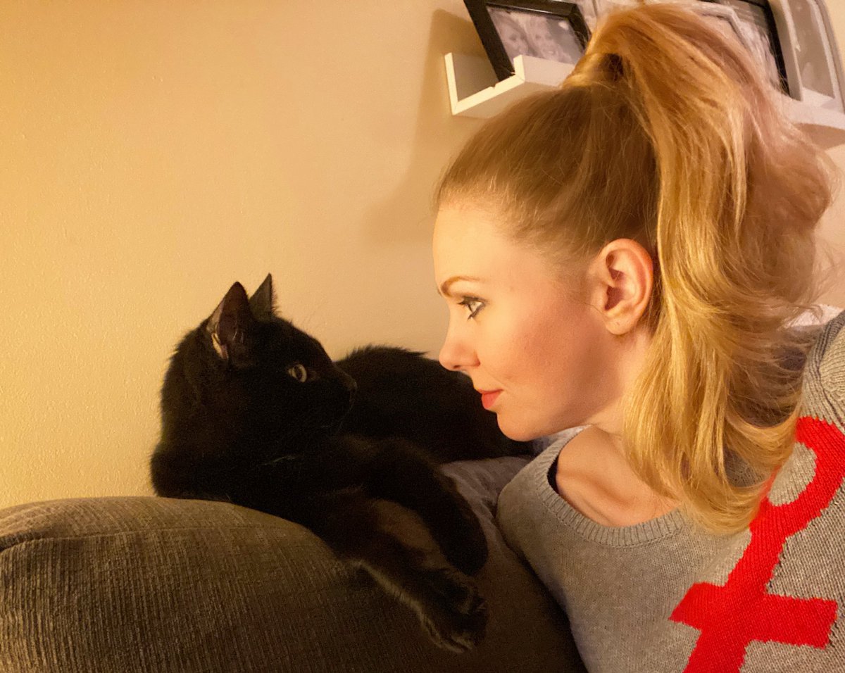 candicesand's tweet image. #StaringContest 👀 Even my money is on him. #pepperthecat #BlackCats #faceoff