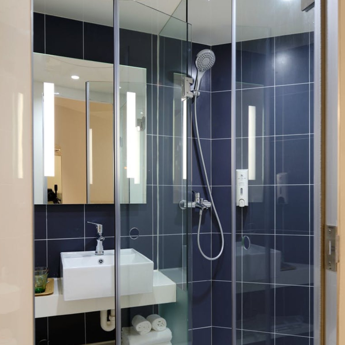 Cedarsglass's tweet photo. We love being showered with feedback: https://t.co/VfXY1xNp4k https://t.co/xL1qy4HR6T