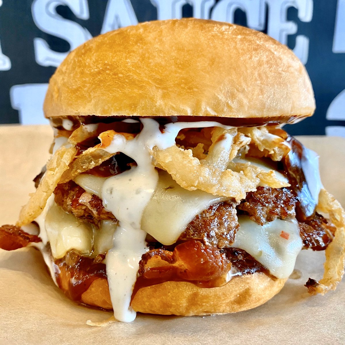 MooyahOC's tweet photo. If #ranchdressing is a blessing, this #mustbeheaven.🍔🤍😇 #MOOYAH #nationalranchdressingday #ranchdressingday #ranchoneverything #awesomesauce #iloveranch #nationalsaucemonth #indulgentbbq #burgergoals #makesomemagic #bestburger #irvine   #oceats #burgers https://t.co/pYPnt5zUFc https://t.co/aHSolCsU7X