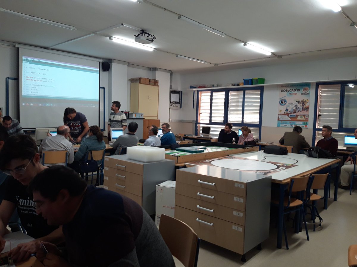 mcyelamo's tweet photo. En el curso #Arduino, profes compartiendo los proyectos trabajados en la sesión @CEPdeJEREZ @EducaAnd @FormacProfAnd @EducaAndInnova #STEM #STEAM #robycad @EseriMORE @magdayelamo https://t.co/D6FYjhjvzh