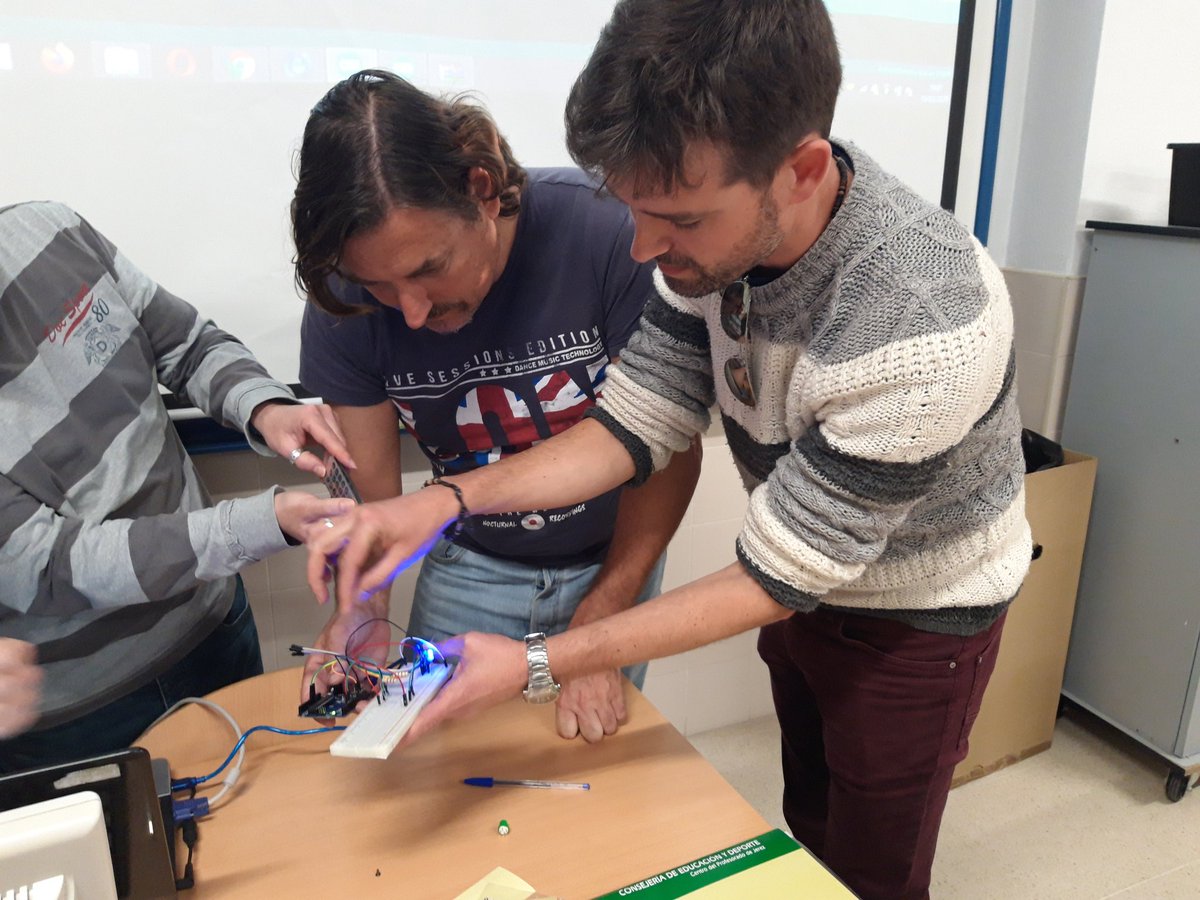 mcyelamo's tweet photo. En el curso #Arduino, profes compartiendo los proyectos trabajados en la sesión @CEPdeJEREZ @EducaAnd @FormacProfAnd @EducaAndInnova #STEM #STEAM #robycad @EseriMORE @magdayelamo https://t.co/D6FYjhjvzh
