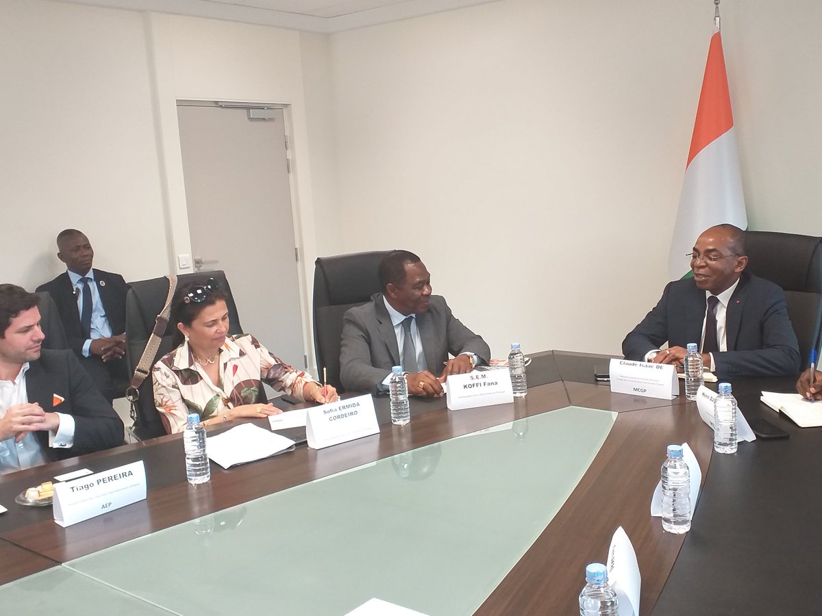 MinCGP_ci's tweet photo. Dans le cadre de la politique de promotion des investissements étrangers, le Min @ClaudeIsaac_De a accordé, cet après-midi, une audience à une délégation portugaise, en mission économique, conduite par SEM Koffi Fana, Amb de la #CIV225 au #Portugal. #Gouvci https://t.co/5OihzBmuJA