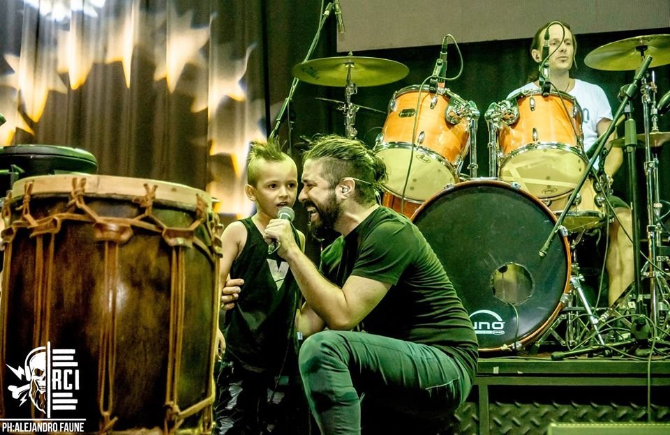 RCIRadioOk's tweet image. #RCIenFotos📸 | "Yo voy sembrando un camino, pa´que florezcan los changos"
@arraigo_oficial y su abrazo en el #Marquee. Canciones que son historias.
PH: @AlejandroFaune