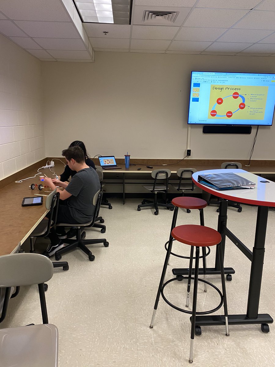 GoStem_ECPPS's tweet photo. Students at ECMS and PCHS practiced the design process by building chariots for their spheros. Next time they will program their sphero to carry water through an obstacle course. #gostemecpps #stem https://t.co/8ux7JWtPhy