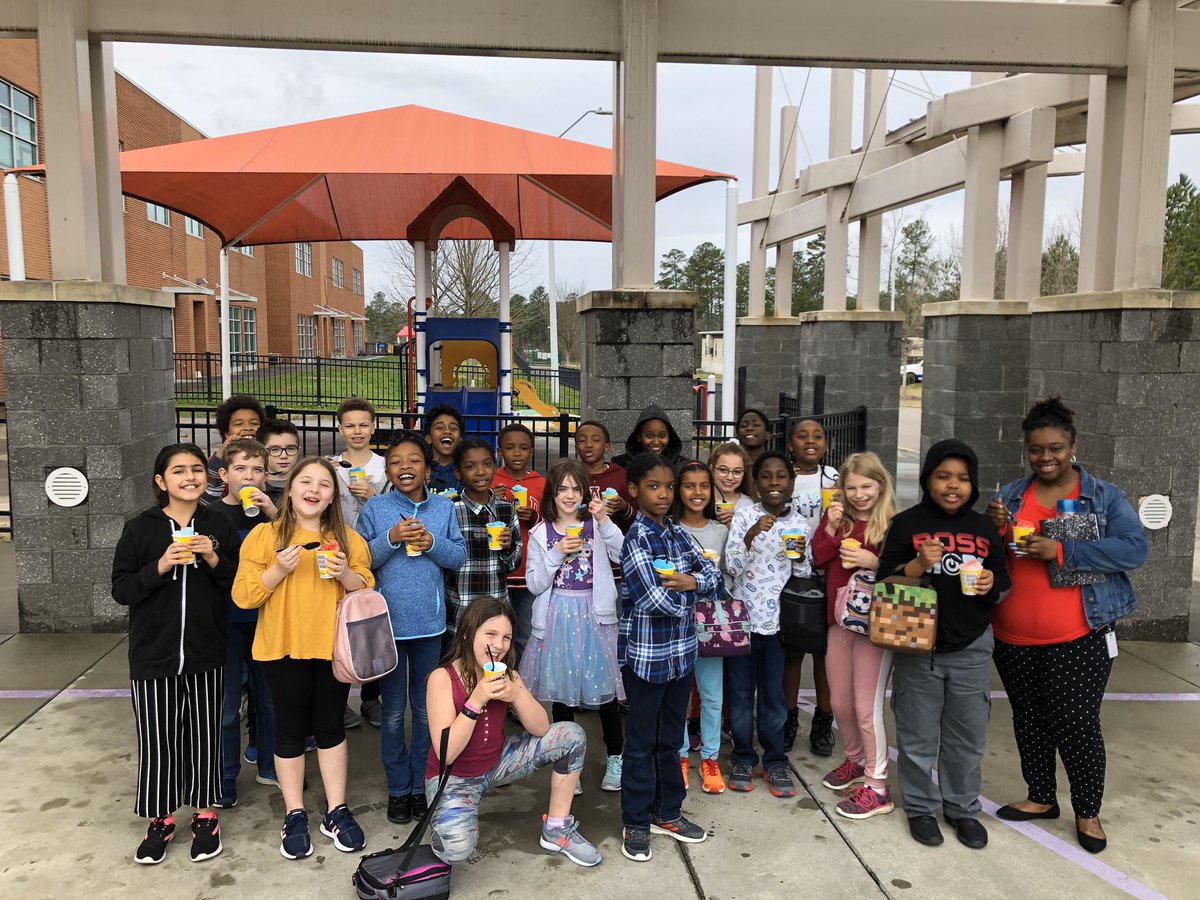 bces_pta's tweet photo. Track 3 and 4 Olympic winners @BrierCreekES enjoyed a Kona ice treat today! #BCESOlympics #WeAreBrierCreek https://t.co/XkfU7lt3Bs
