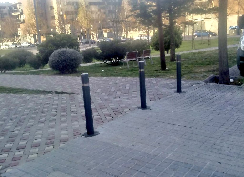 socmartafarres's tweet photo. #EspaiPúblic
Atenem les peticions de les #veïnes i #veïns. Col•loquem pilones per impedir la càrrega i descàrrega indeguda al Parc d'Odessa.
#Sabadell #CiutatPerViure #MilloremSabadell https://t.co/6tPn8ORbQr