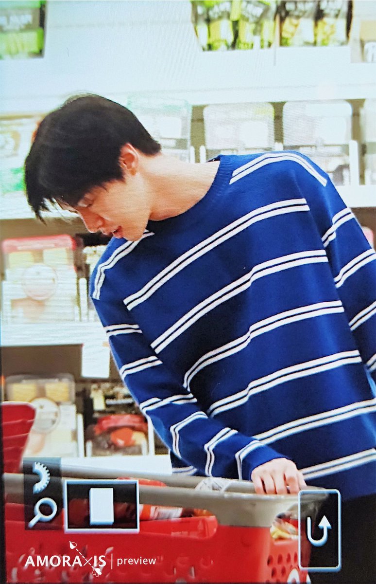 hisbread's tweet photo. คิมใส่เสื้อตัวนี้อีกแล้ว ชั้นชอบมาก ใจสั่นพึ่บพั่บๆๆๆ 🥺 https://t.co/WycNfXWqVI