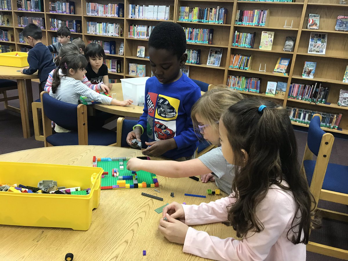 CFESRedBirds's tweet image. Kindergarten students are hard at work building marble mazes! @CFESKinder #tinyengineers @FCPSSTEAM @Region4FCPS @LEGO_Education