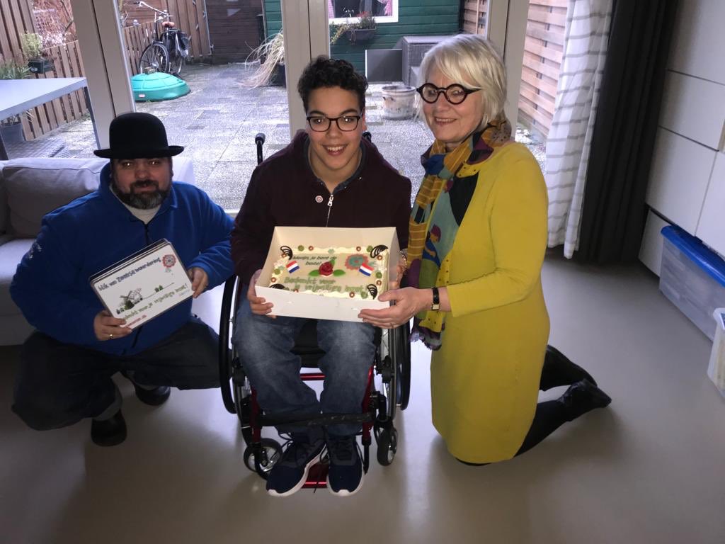RitaNoordzij's tweet photo. Vanmiddag ging de vrijwilligerswaardering @GemZaanstad en @vrijwillig075 voor het eerst naar een jeugdige inwoner. Merijn is met 15 jaar jeugdambassadeur van Het Gehandicapte Kind. Hij zet zich in voor een inclusieve samenleving. “Ik doe gewoon mijn plicht” zegt hij. https://t.co/6AyKcHq3xL