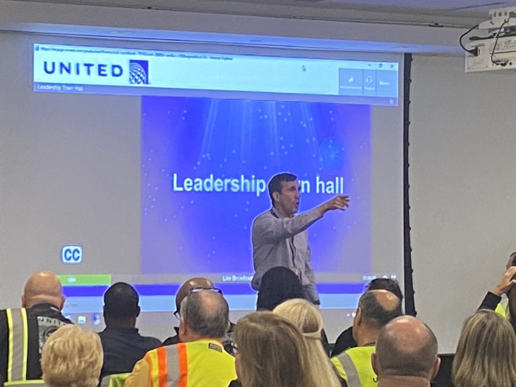 AnaOcegueraa's tweet photo. Livestream Leadership town hall @weareunited ✈️#EWRtogether reunites to hear message from Oscar & Scott. United plans.Thank you @EWRmike @mtmorais28 @jeff_riedel160 @RRadicsRuns @DebbieTempesta https://t.co/r86hazSPJ1