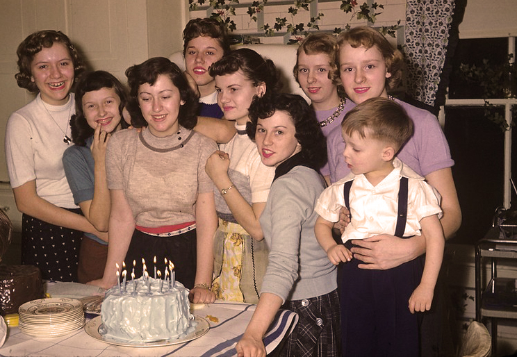 You don't have to have blue icing, but it sure looks good!

ow.ly/zxjl50yAZwW
Book out the hotel for your birthday, bachelorette party, or retro wedding. Whatever the occasion, celebrate in style with a pool party at Palm Springs Rendezvous!