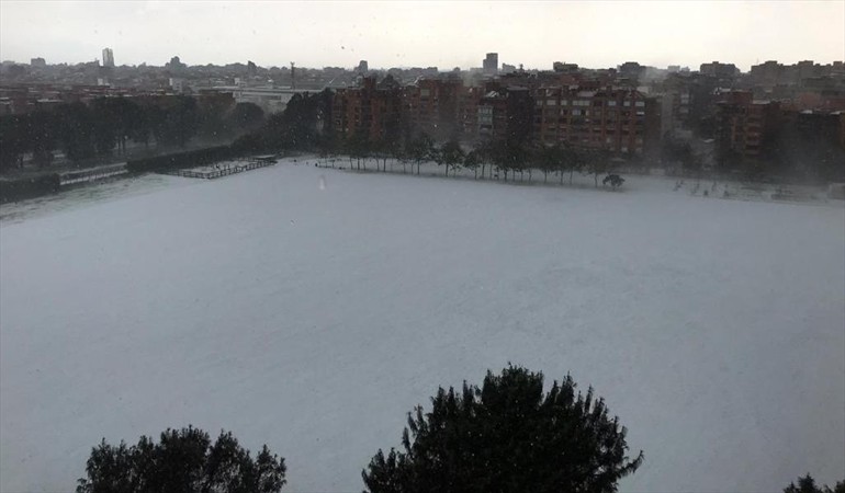 WRadioColombia's tweet photo. ¡De postal! Así quedó Bogotá con la granizada >> https://t.co/m0nXaKRtan https://t.co/b0sECXBhnd
