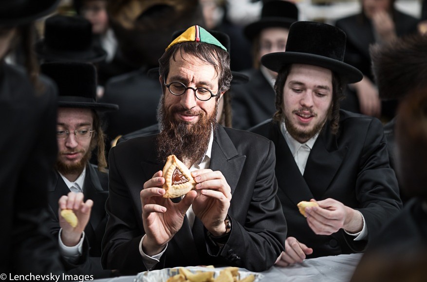 MendyTV's tweet image. My hamantash is more kosher than yours!

#Purim (📸 @ImageLenchevsky for @Ami_Magazine)