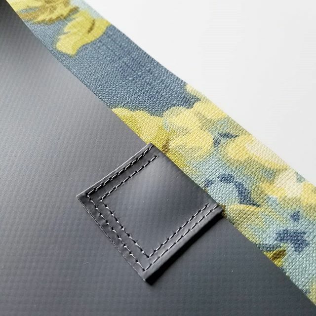 GoheenDesigns's tweet image. I am loving this combination for my newest #huxleybag 
The lining is from some drapery remnants, and the outer fabric is heavy duty waterproof material. 
#bagpattern #repurposedfabric #indianapolissews #indianasews #indysews #bagsewing #bagmaking #indiep… ift.tt/38GHqEy