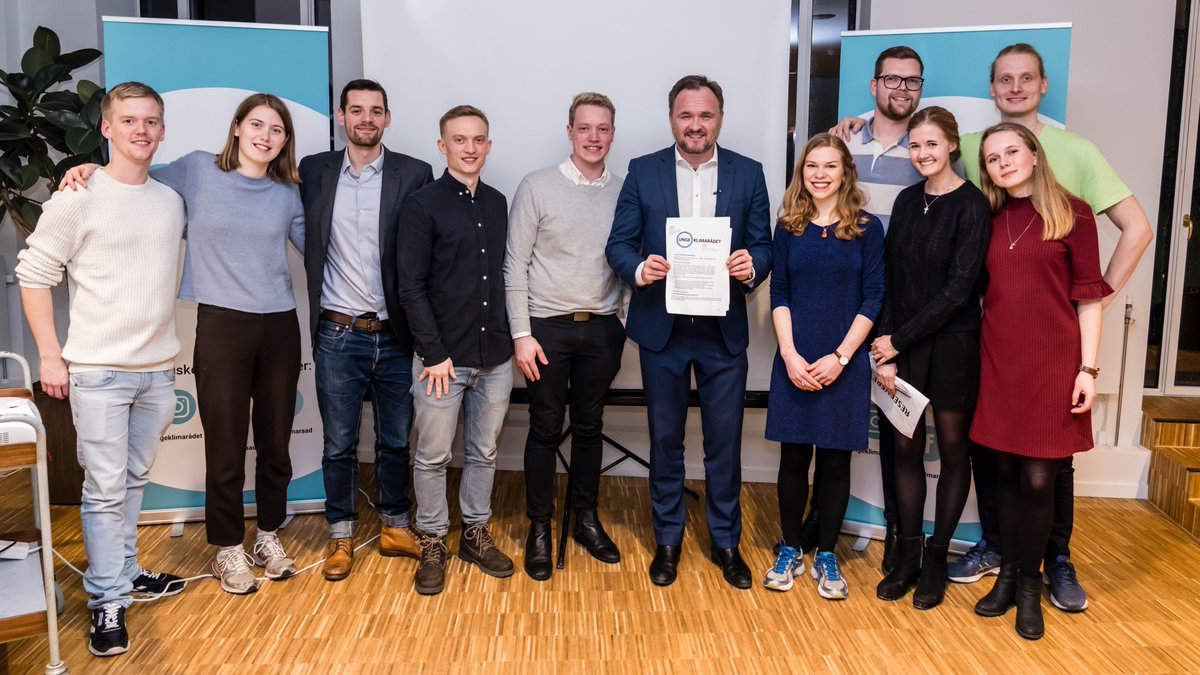KlimaMin's tweet photo. Tak til @ungeklimaraad for velovervejede input og  spændende anbefalinger til klimaminister @DanJoergensen 🌿 med fokus bl.a. på fødevarer – tjek anbefalingerne her 👉 https://t.co/SyHBtg38Bp #klima #dkgreen https://t.co/BECCinvYFa