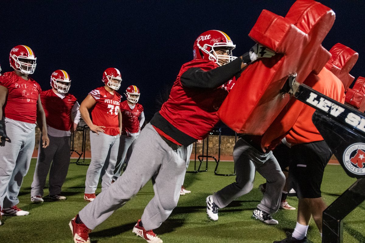 GorillasFB's tweet photo. Practice 1⃣ in the books for the Gorillas! 🦍 Here's a few pictures from the A.M. #RYFP

📸: @reidwphoto https://t.co/oJ7kh88aZl