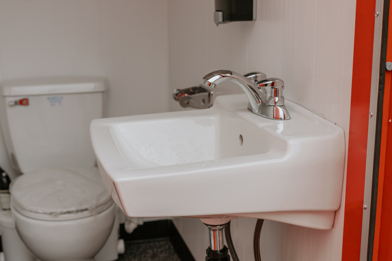 ModproContainer's tweet image. Our Portable Executive Bathrooms come with full plumbing, with flushable toilets and sinks with running water.
#modpro #shippingcontainer #containers #seacan #modularbuilding #containermodifications #portapotty