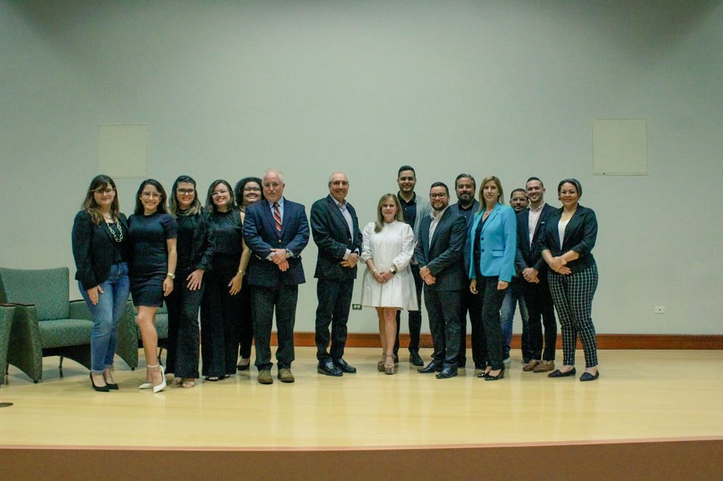 RafelliLaw's tweet photo. A nombre de @asppro_oficial agradezco a @UAGMGurabo por permitirme intercambiar ideas con futuros comunicadores durante foro "Nuevo escenario político, nuevas formas de comunicar" junto a dos grandes profesionales: Dr. Federico Subervi y presidenta de @waloradio Beatriz Archilla. https://t.co/HX1GuvhJdt
