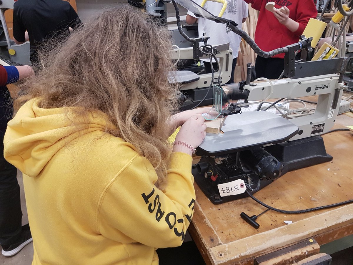 grimsbyss's tweet photo. Grade 9 exploring technology construction projects. @Thwaites_GSS @GrimsbyEagles @librarygss #girlsintech #grade9tech #constructionprojects https://t.co/Okvy94qofC