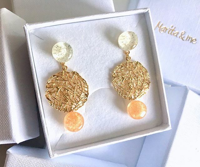 Maritandme's tweet photo. Cuando menos es más ♥️ Los Pendientes Cora se han ganado, poquito a poco, un hueco entre vuestros favoritos. Y aunque existen en varias gamas de color, y además podéis personalizarlos en el tono que más os guste, esta combinación tan sutil de colores ✨mármol &amp; arena✨ es desd… https://t.co/A8ZMMPbs0B